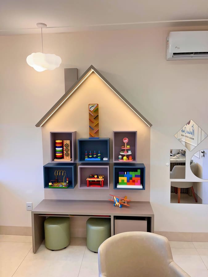 Nicho lúdico em formato de casinha com brinquedos coloridos