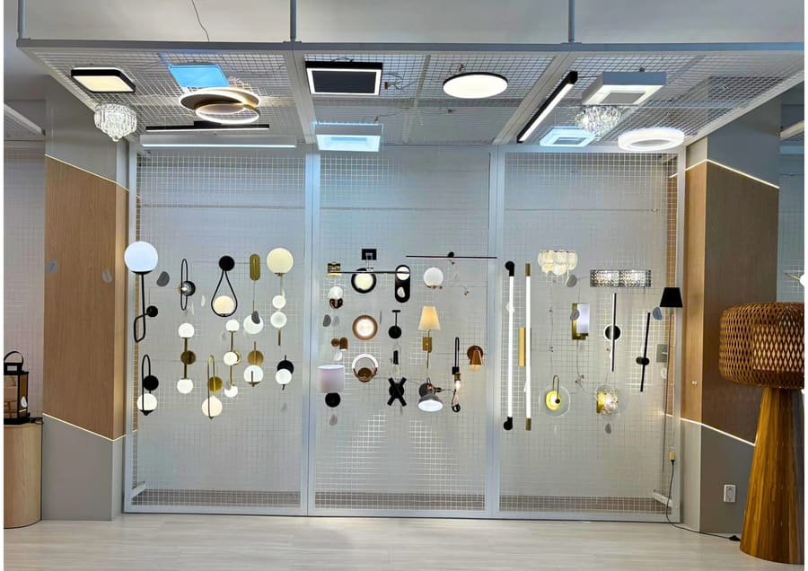 Painel expositor de luminárias em vidro e metal